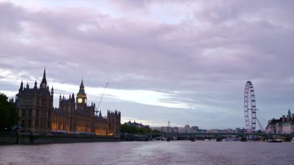 英国泰晤士河上的一艘浮船日落时俯瞰伦敦 威斯敏斯特宫 伊丽莎白塔和伦敦眼 — 图库视频影像