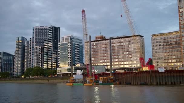 Άποψη Του Λονδίνου Από Πλωτή Βάρκα Στον Ποταμό Τάμεση Ηλιοβασίλεμα — Αρχείο Βίντεο