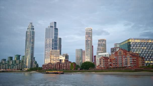 Widok Londynu Pływającej Łodzi Tamizie Zachodzie Słońca Wielka Brytania Drapacze — Wideo stockowe