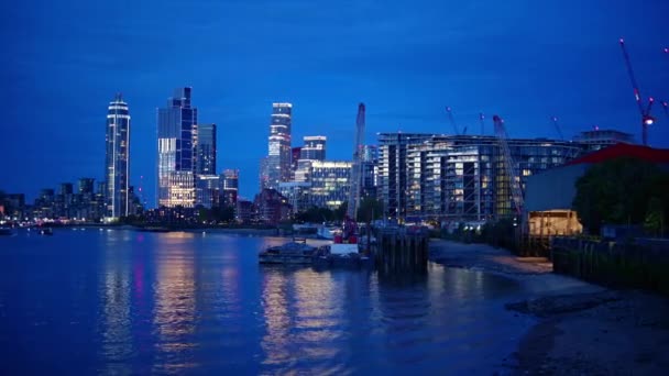 Cityscape London Evening Reino Unido Río Támesis Rascacielos Con Iluminación — Vídeo de stock