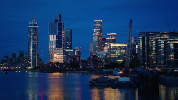Cityscape London Este Egyesült Királyság Temze Folyó Felhőkarcolók Megvilágítással — Stock videók