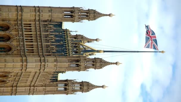 イギリスのダウンタウン ロンドンのウェストミンスター宮殿のビクトリアタワーの垂直ビュー — ストック動画