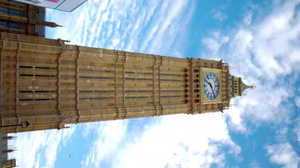 英国伦敦市中心威斯敏斯特宫伊丽莎白塔的垂直视图 — 图库视频影像