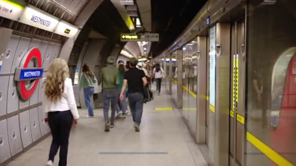 Londen Verenigd Koninkrijk September 2023 Zicht Een Metrostation Met Wandelende — Stockvideo