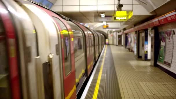 London Zjednoczone Królestwo Wrzesień 2023 Widok Stację Metra Pociągiem Startowym — Wideo stockowe