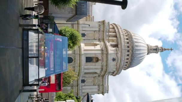 ロンドン ユニテッド キングダム セプター13 2023 歩く人々と前景に車を移動するセントポール大聖堂の垂直な眺め — ストック動画