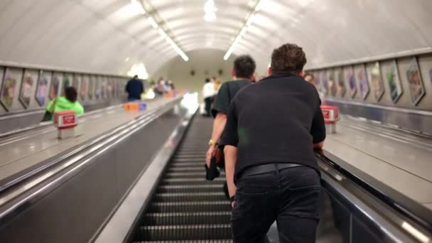 Лондон Объединенный Кингдом Сентября 2023 Вид Людей Поднимающихся Эскалаторе Станции — стоковое видео