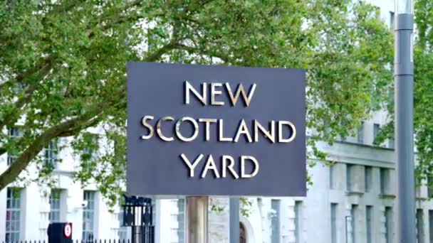 イギリスのダウンタウンロンドンで回転する新しいスコットランドヤードのサインの近いビュー — ストック動画