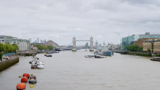 イギリスのダウンタウンロンドンのテムズ川の景色 遠くのタワーブリッジ モールドHmsベルファスト美術館船 その他の搭載ボート — ストック動画