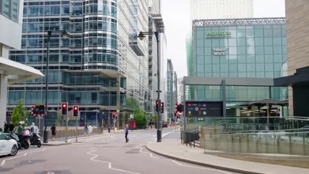 联合王国伦敦 2023年9月12日 金丝雀码头区街道景观 周围有步行的人和摩天大楼 — 图库视频影像
