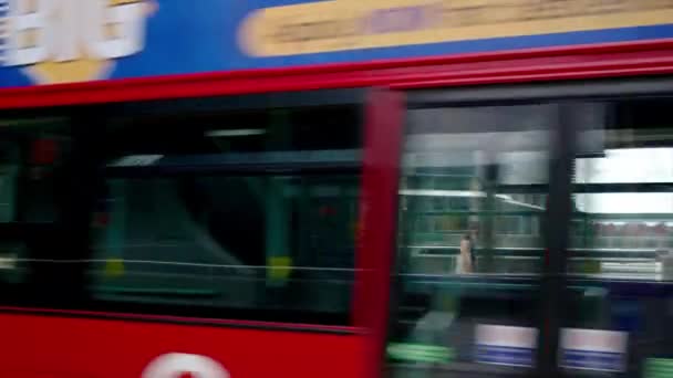 ロンドン ユニテッド キングダム セプター12 2023 水路と高層ビルとのカナリアワーフ地区の動く有名な赤いバスを見る — ストック動画