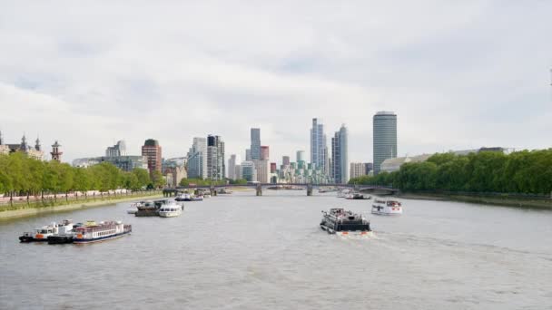 英国伦敦金丝雀码头区的景观 从泰晤士河威斯敏斯特桥上看到的浮船 — 图库视频影像