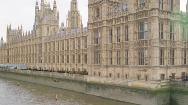Άποψη Του Παλατιού Του Westminster Στο Λονδίνο Ηνωμένο Βασίλειο Θέα — Αρχείο Βίντεο