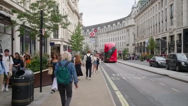 ロンドン キングダム 巨大な11 2023 街のストリートスケープ 複数の歩行者 古典的な建物 赤いバスとリージェントストリート — ストック動画