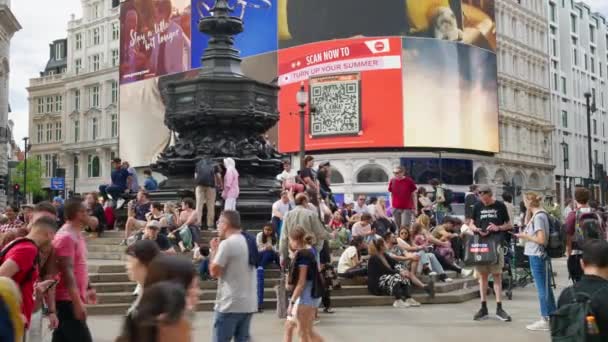 联合王国 2023年8月11日 城市街道景观 皮卡迪利马戏团 在Shaftesbury纪念喷泉附近的人群 正在移动的汽车 古典建筑和广告屏风 — 图库视频影像