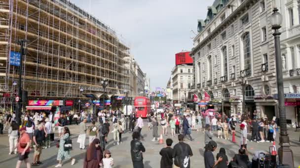 ロンドン キングダム 巨大な11 2023 街のストリートスケープ 複数の歩行者と移動車 古典的な建物とピカデリーサーカス — ストック動画