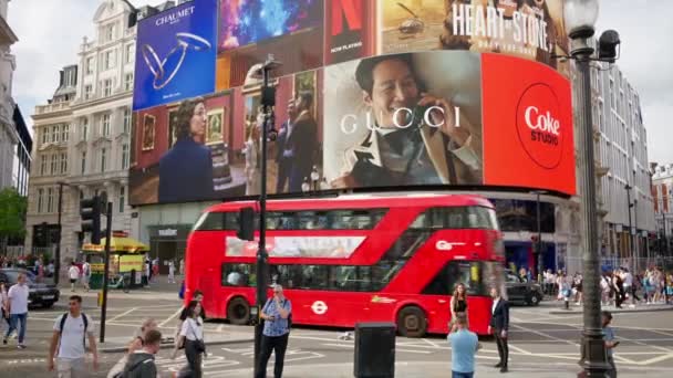 ロンドン キングダム 巨大な11 2023 街のストリートスケープ 複数の歩行者と移動車 古典的な建物や広告スクリーンを持つピカデリーサーカス — ストック動画