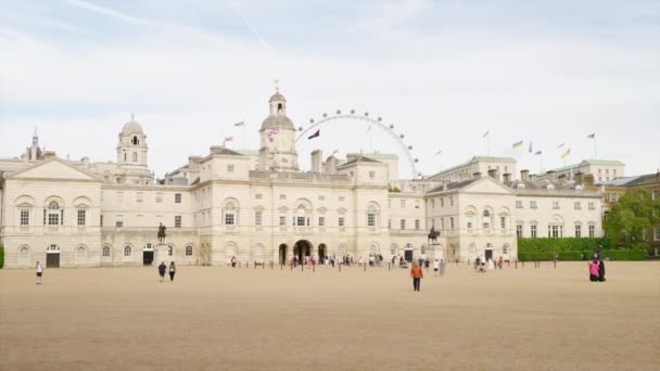 联合王国 2023年8月11日 城市街道景观 骑警游行 多人步行 背景为伦敦眼 — 图库视频影像