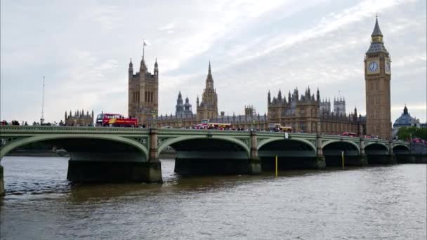 Londra United Kingdom Ağustos 2023 Westminster Sarayı Manzarası Insanlarla Köprü — Stok video