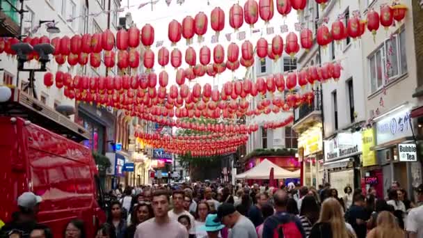 ロンドン ユニテッド キングダム 巨大な11 2023 チャイナタウンのストリートスケープ 歩く人々 カフェおよび中国の装飾が付いている歩行者の通り — ストック動画