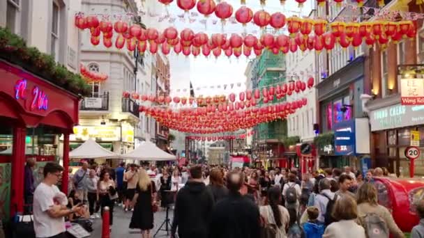Londra Rli Kingdom Ağustos 2023 Yürüyen Insanlar Kafeler Çin Dekorasyonlu — Stok video