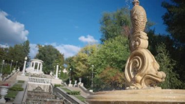 Moldova 'nın Chisinau kentindeki bir parkta çeşmenin üzerine dökülen sular.