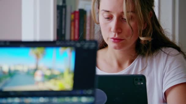 Evde Kalemle Tablet Bilgisayar Üzerinde Çalışan Yorgun Kadın Tasarımcı — Stok video