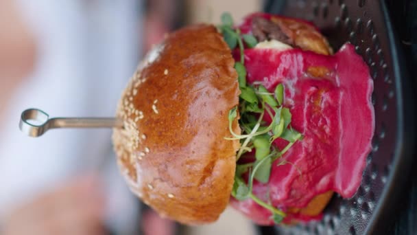 Close Burger Červenou Omáčkou Zelenými Salátovými Mikrorostlinami — Stock video