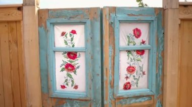 Moldova 'daki bir köyde geleneksel ahşap kapıların yakın görüntüsü