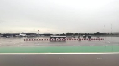 Chisinau, Moldova - 20 Eylül 2023: Kalkış uçağından bir havaalanı görüntüsü