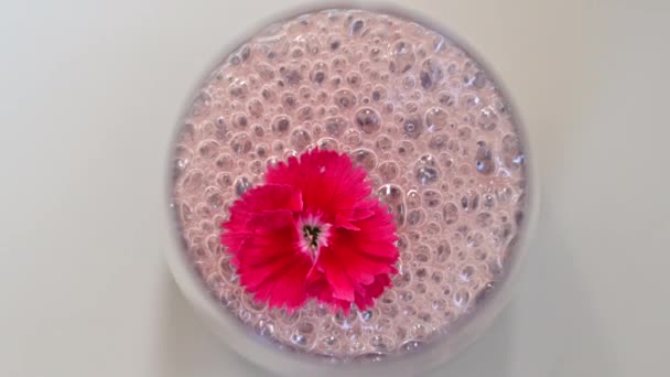 用紫色调酒水和酒精 红花等调匀玻璃杯 — 图库视频影像