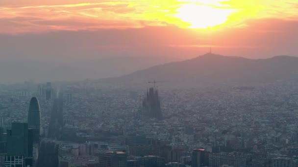 Flygdrönare Utsikt Över Barcelona Stad Vid Solnedgången Med Orange Sol — Stockvideo