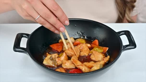 Eszik Csirke Zöldséggel Édes Mártással Egy Fekete Serpenyőben Egy Kínai — Stock videók