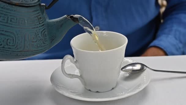 Άνδρας Μπλε Πουκάμισο Ρίχνει Πράσινο Τσάι Ένα Εστιατόριο Αργή Κίνηση — Αρχείο Βίντεο