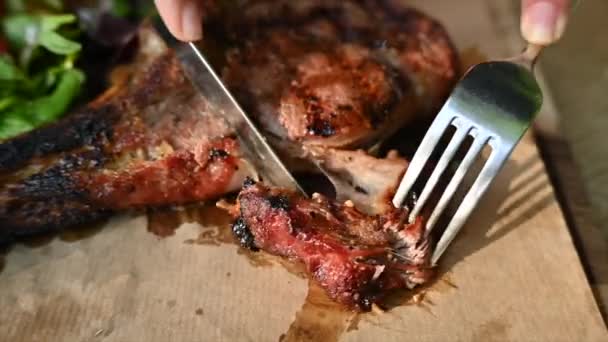 Kvinna Äter Nötkött Påle Restaurang Med Grönsaker — Stockvideo
