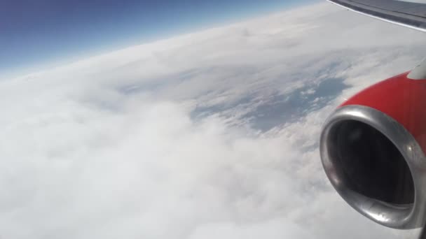 Άποψη Της Γης Από Ένα Ιπτάμενο Αεροπλάνο Σύννεφα Μπλε Ουρανός — Αρχείο Βίντεο