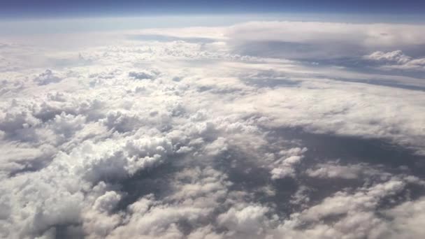 Άποψη Της Γης Από Ένα Ιπτάμενο Αεροπλάνο Σύννεφα Και — Αρχείο Βίντεο