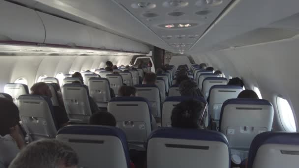 View Plane Interior Multiple Sitting Passengers Spraying Water Out Ceiling — Stock Video