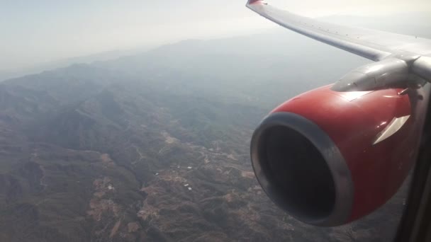 从飞机上俯瞰地球 带山丘的土地 飞机引擎 — 图库视频影像