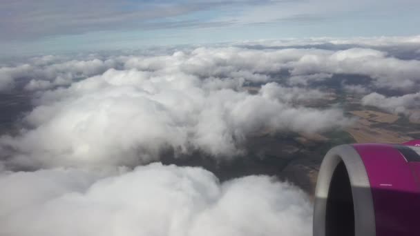 从飞机上俯瞰地球 有田地和村庄的土地 飞机引擎 — 图库视频影像