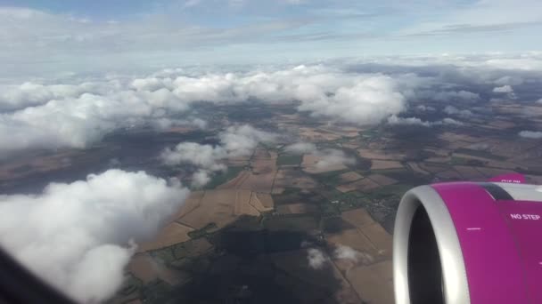 从飞机上俯瞰地球 有田地和村庄的土地 飞机引擎 — 图库视频影像