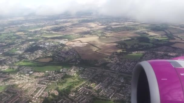 Vista Tierra Desde Avión Volador Nubes Tierra Con Campos Ciudad — Vídeos de Stock