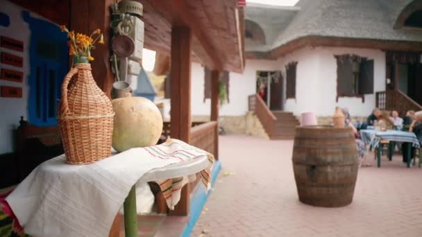 在摩尔多瓦的一个村庄的酿酒厂餐厅里 传统元素和休息的人 全国性的葡萄酒和毛巾传统的房子慢动作 — 图库视频影像