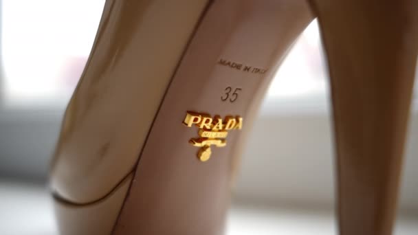 Chisinau Moldavia Octubre 2023 Beige Prada Zapatos Mujer Cerca — Vídeos de Stock