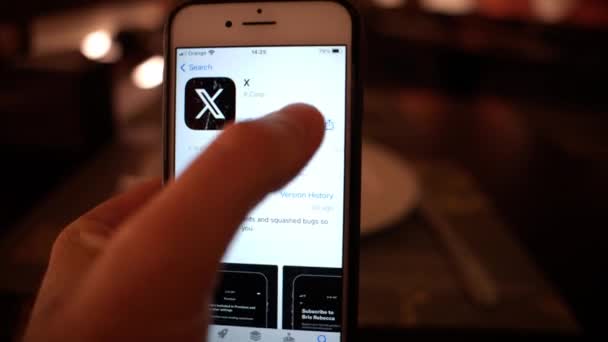 モルドバのシナウ 10月 2023 白いIphoneでXアプリケーションをスクロールする — ストック動画