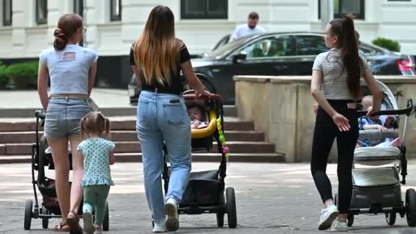 Kišiněv Moldavsko Července 2023 Moms Walking Baby Walllers Central Park — Stock video
