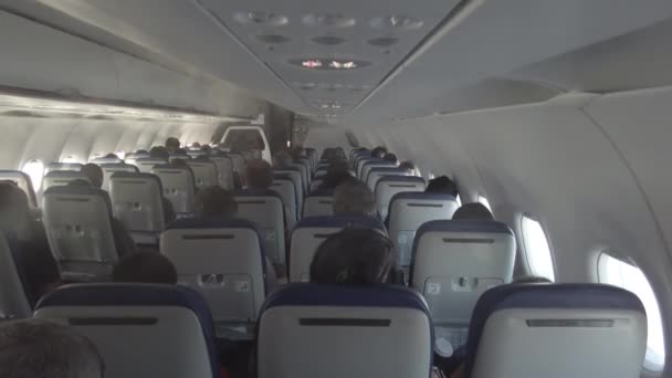 ロンドン イギリス 2023年9月20日 複数の座席乗客と天井から水を噴霧する飛行機の内部の眺め — ストック動画