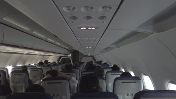 ロンドン イギリス 2023年9月20日 複数の座席乗客を抱えた飛行機内装の様子 — ストック動画