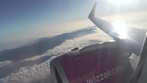 英国伦敦 2023年9月20日 从一架飞行的Wizzair飞机俯瞰地球 高山土地 飞机引擎 — 图库视频影像