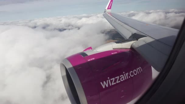 英国伦敦 2023年9月20日 从一架飞行的Wizzair飞机俯瞰地球 有田地的土地 飞机引擎 — 图库视频影像